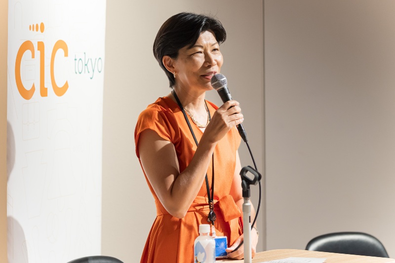 女性MBAイベント冒頭で話をするキャシー松井の写真
